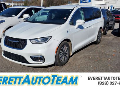 Used 2022 Chrysler Pacifica Touring-L w/ Uconnect Theater Family Group