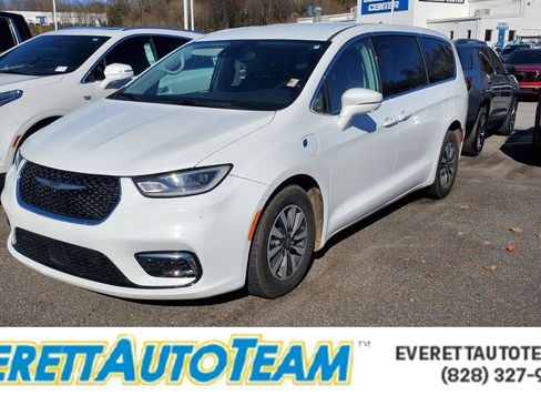 Used 2022 Chrysler Pacifica Touring-L w/ Uconnect Theater Family Group image 1