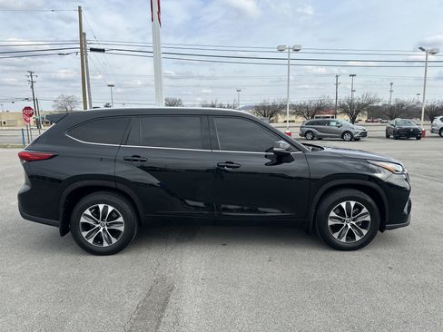 Used 2021 Toyota Highlander XLE image 4