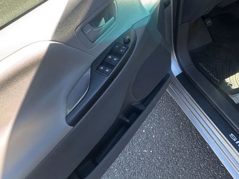 Used 2016 Toyota Sienna L image 8