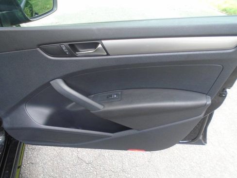 Used 2013 Volkswagen Passat 2.5 S FWD image 22