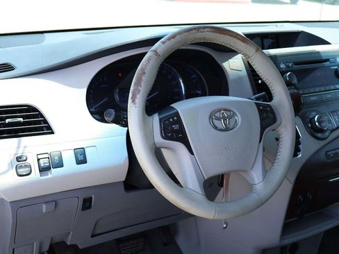Used 2014 Toyota Sienna XLE FWD image 2