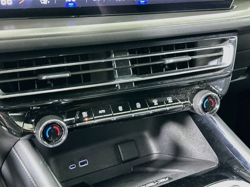 Used 2025 Chevrolet Traverse LT FWD image 24