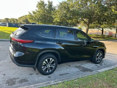 Used 2023 Toyota Highlander XLE AWD/4WD image 6