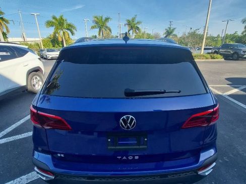 Used 2024 Volkswagen Taos SE w/ Panoramic Sunroof Package FWD image 4