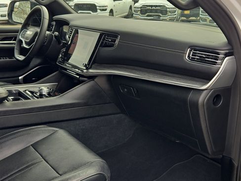 Used 2024 Jeep Wagoneer L Series II image 28