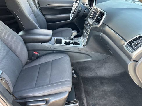 Used 2018 Jeep Grand Cherokee Laredo RWD image 9