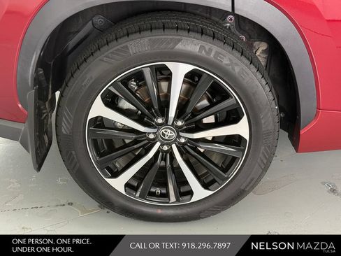 Used 2022 Toyota Highlander XSE FWD image 11