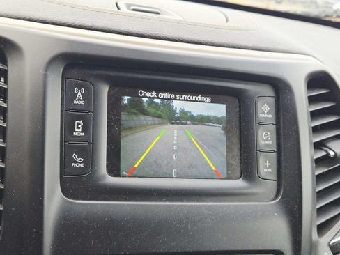 Used 2018 Jeep Cherokee Latitude w/ Cold Weather Group AWD/4WD image 14