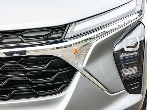 Used 2025 Chevrolet Trax LT FWD image 10
