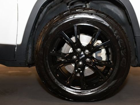 Used 2021 Jeep Cherokee Limited image 28