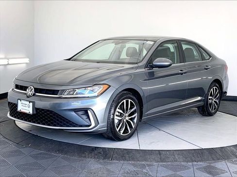 Used 2025 Volkswagen Jetta SE image 2