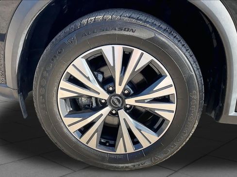 Used 2022 Nissan Rogue SV FWD image 11