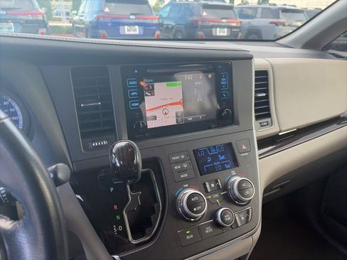Used 2015 Toyota Sienna XLE Premium FWD image 3
