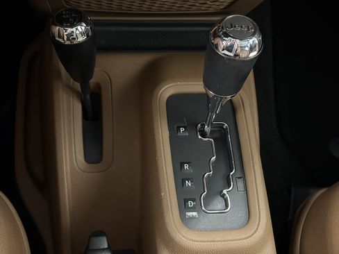 Used 2014 Jeep Wrangler Unlimited Sahara w/ Connectivity Group AWD/4WD image 16