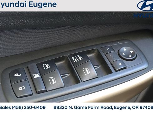 Used 2018 Jeep Cherokee Latitude w/ Cold Weather Group AWD/4WD image 18