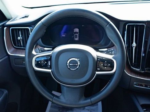 Used 2023 Volvo XC60 B5 Plus image 15