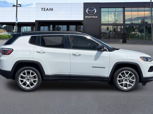 Used 2025 Jeep Compass Limited AWD/4WD image 3
