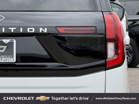 Used 2025 Ford Expedition Platinum AWD/4WD image 8