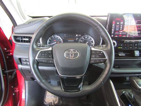 Used 2021 Toyota Highlander Limited FWD image 16
