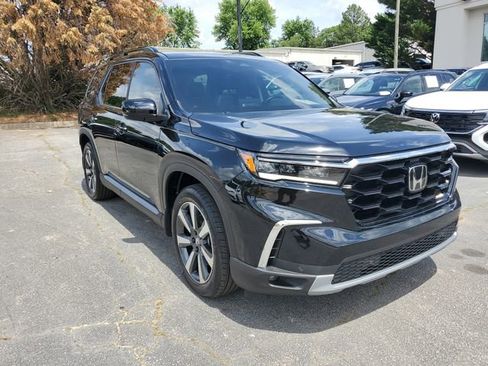 Used 2025 Honda Pilot Touring image 3