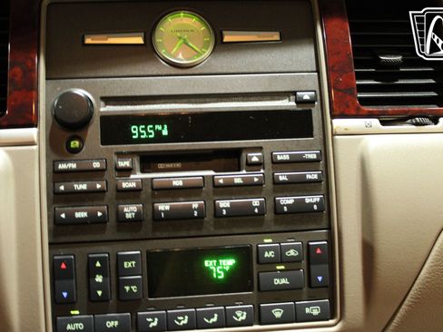 Used 2003 Lincoln Town Car Executive image 25