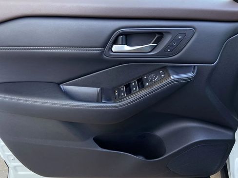 Used 2023 Nissan Rogue SL w/ SL Premium Package image 11