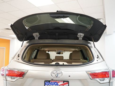Used 2015 Toyota Highlander XLE AWD/4WD image 10