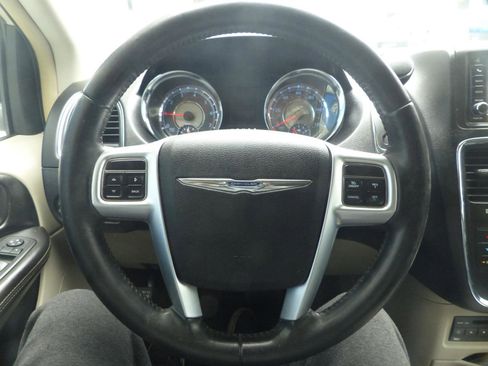 Used 2011 Chrysler Town & Country Touring-L w/ Entertainment Group #2 FWD image 19