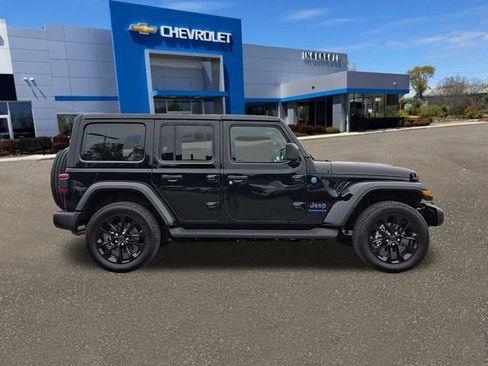 Used 2025 Jeep Wrangler Unlimited Sahara AWD/4WD image 26