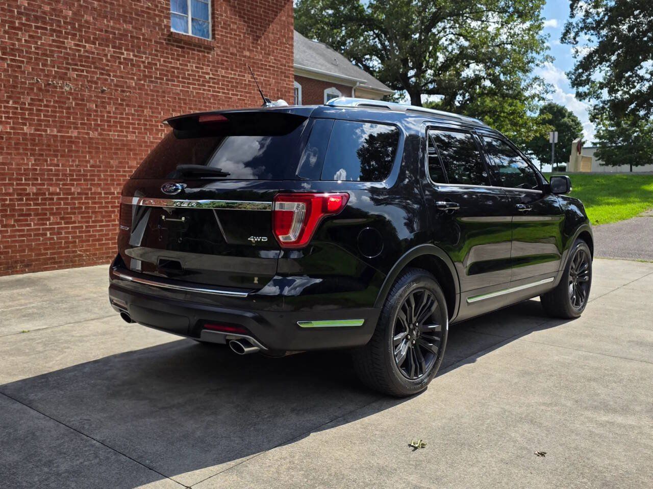 Used 2019 Ford Explorer Limited w/ Class III Trailer Tow Package AWD/4WD image 5