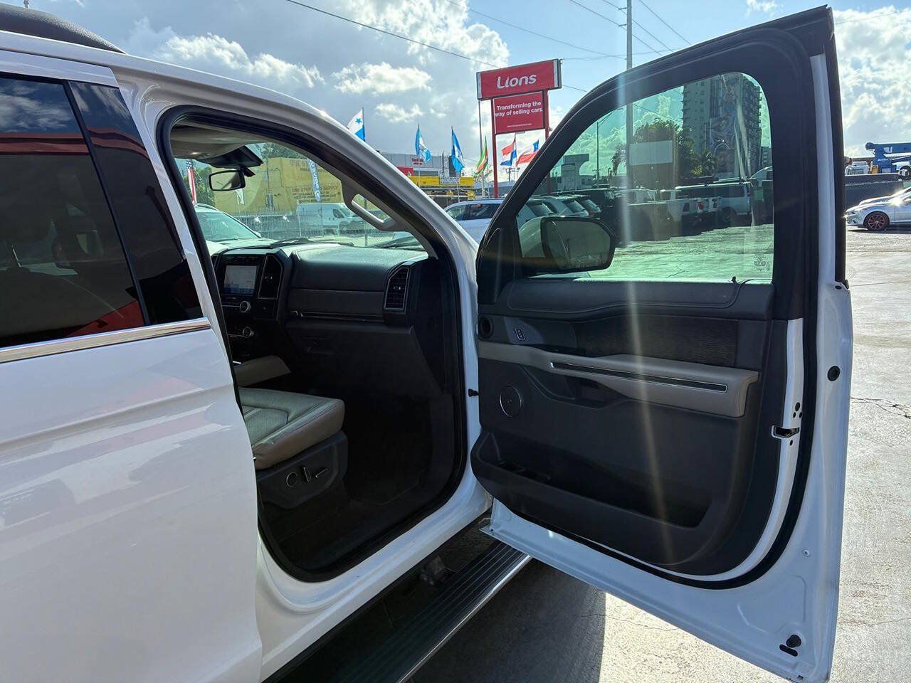 Used 2020 Ford Expedition Max Limited RWD image 4