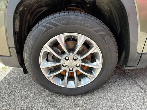 Used 2019 Jeep Cherokee Latitude Plus w/ Cold Weather Group AWD/4WD image 12