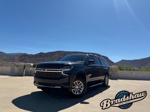 Used 2023 Chevrolet Suburban LT w/ Luxury Package AWD/4WD image 1