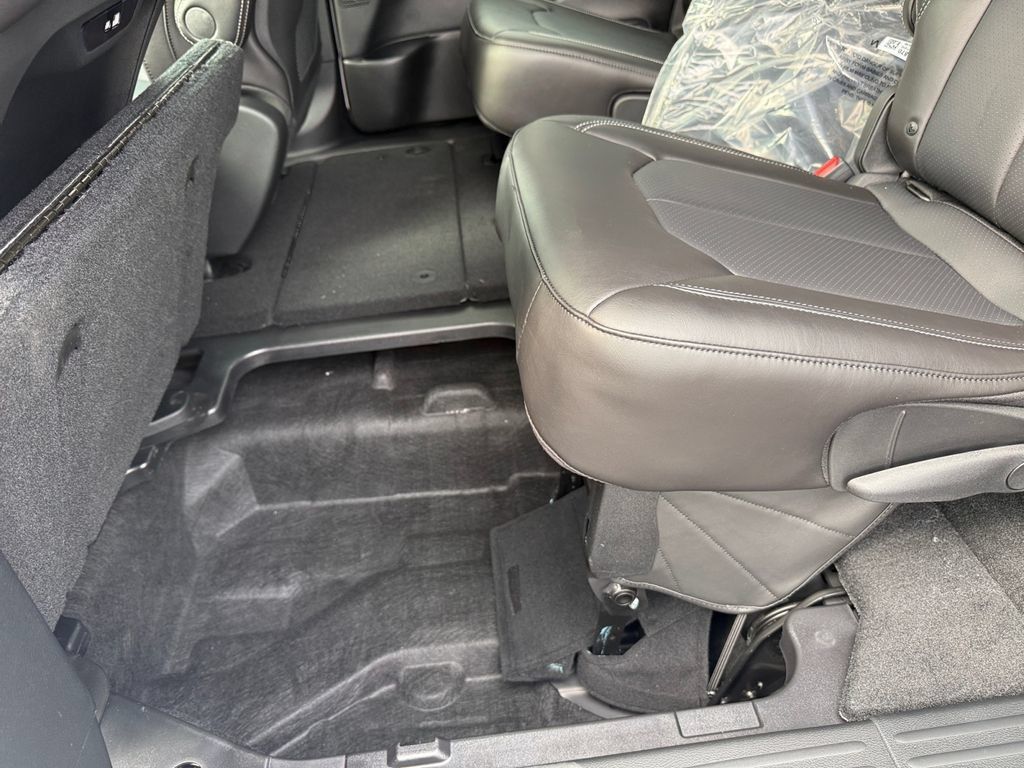 New 2026 Chrysler Pacifica Select FWD image 30