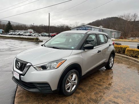 Used 2020 Nissan Kicks S image 2