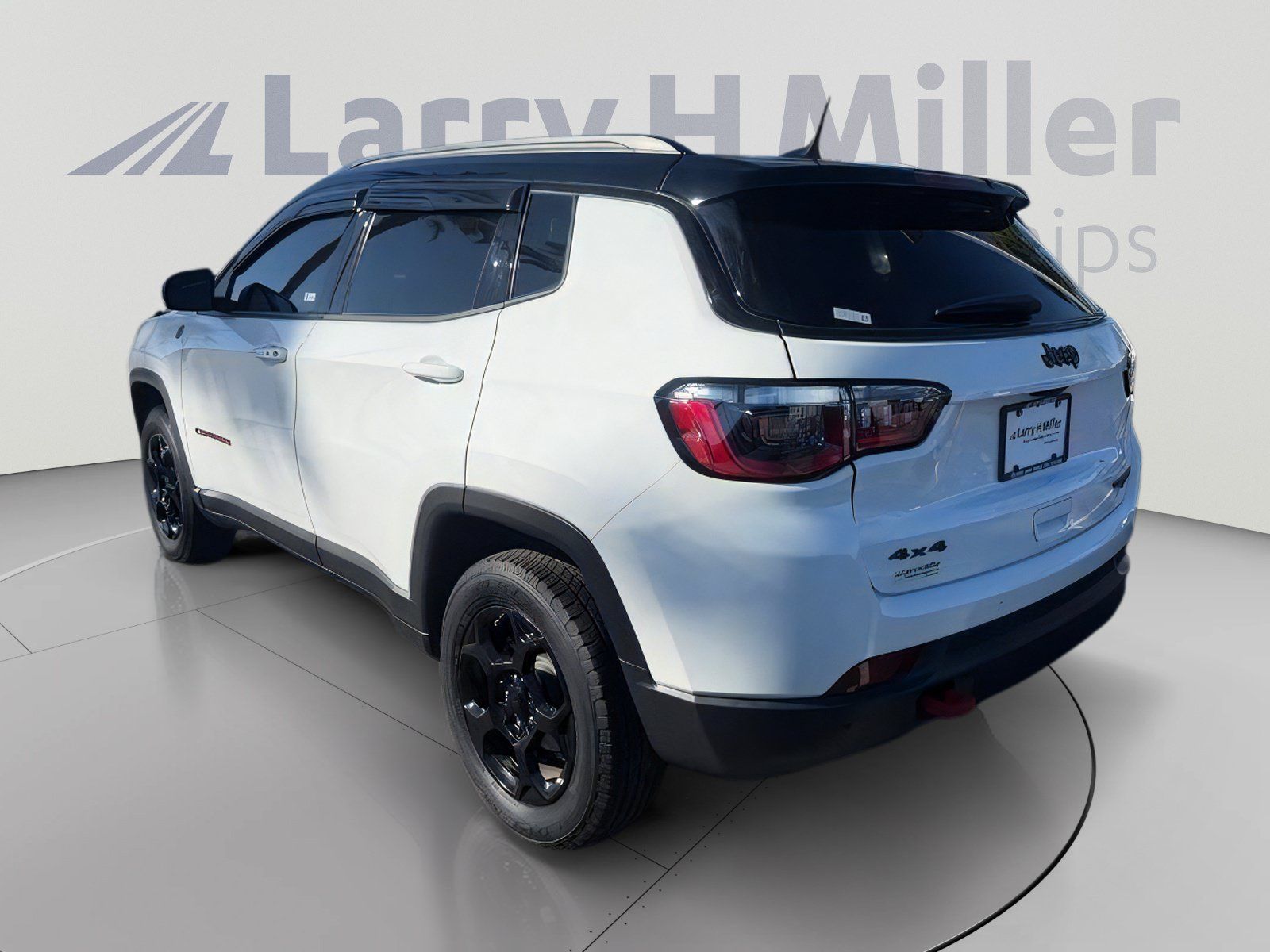 Used 2025 Jeep Compass Trailhawk AWD/4WD image 2
