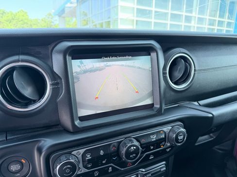 Used 2022 Jeep Wrangler Unlimited Sahara w/ Cold Weather Group AWD/4WD image 17