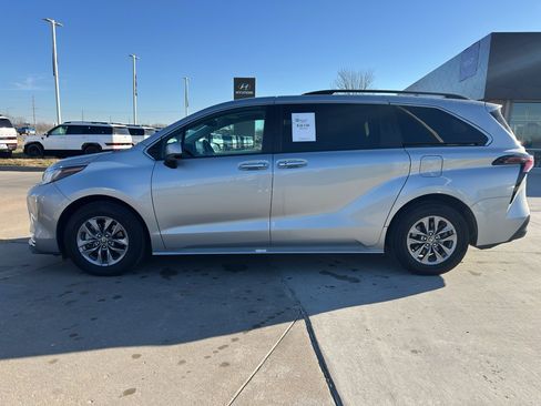 Used 2024 Toyota Sienna XLE image 4