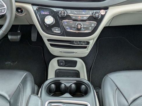 Used 2023 Chrysler Pacifica Touring-L FWD image 19