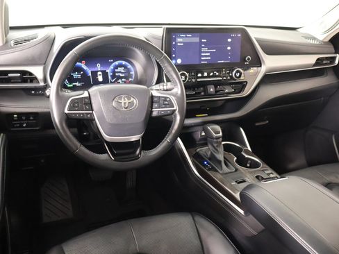Used 2023 Toyota Highlander Platinum FWD image 2