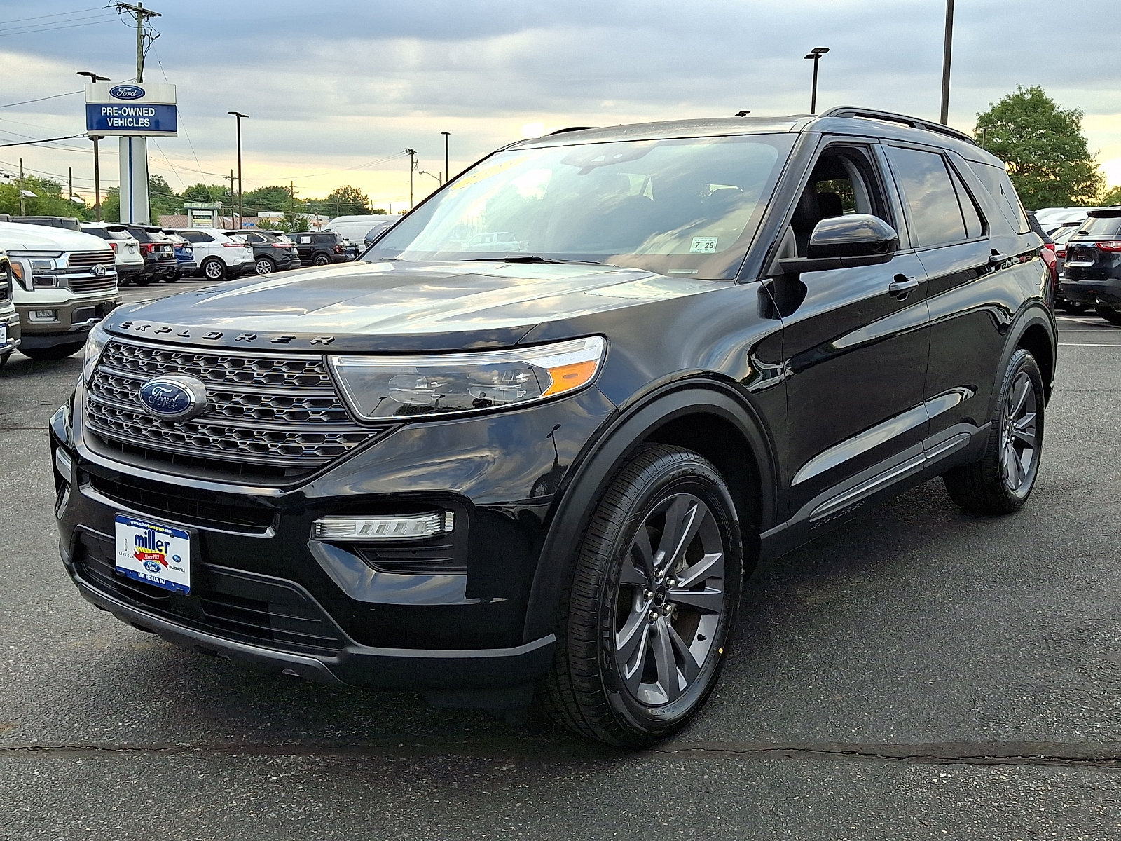 Certified 2023 Ford Explorer XLT w/ Equipment Group 202A AWD/4WD image 3