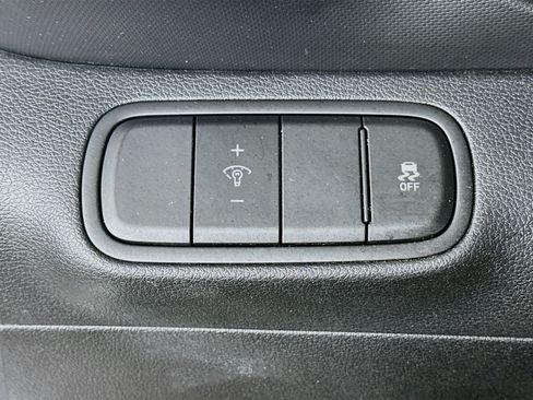 Used 2025 Hyundai Venue SEL FWD image 17
