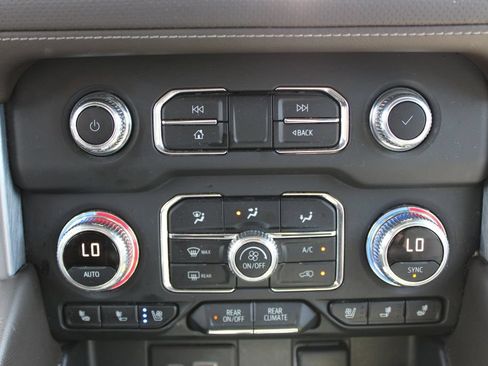 Used 2022 GMC Yukon XL SLT w/ SLT Premium Package RWD image 30