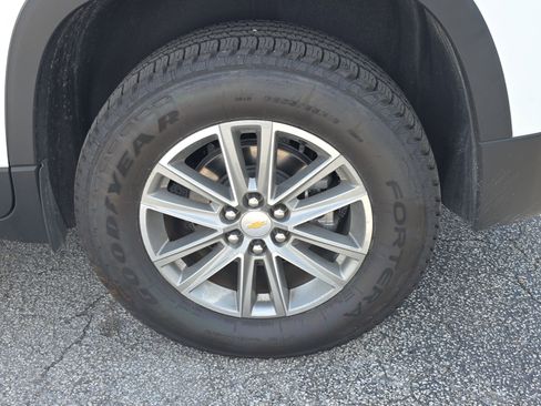 Used 2023 Chevrolet Traverse LT image 4