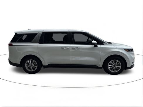 Used 2024 Kia Carnival LX FWD image 2