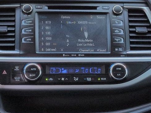 Used 2018 Toyota Highlander XLE AWD/4WD image 18