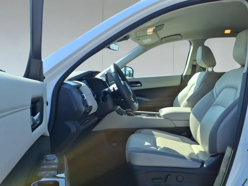 Used 2025 Nissan Pathfinder SL FWD image 16