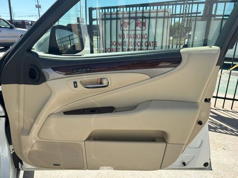 Used 2013 Lexus LS 460 w/ Comfort Pkg RWD image 14