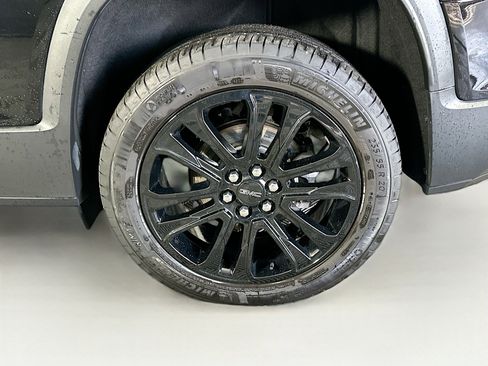 Used 2023 GMC Acadia SLT w/ Elevation Edition image 11